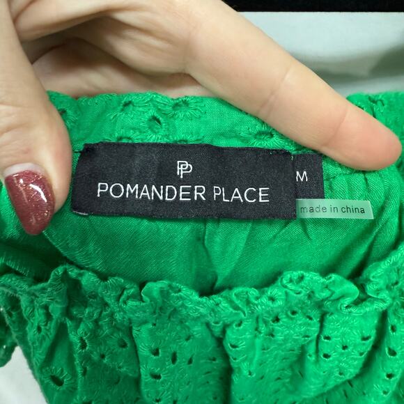 Pomander Place Tuckernuck Kelly Green Eyelet Off Shoulder Ruffle Top Medium - Picture 3 of 6